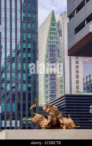 Shenzhen, Cina - 14 novembre 2015: La statua in bronzo del toro di fronte all'edificio del Centro operativo della Borsa di Shenzhen a Shenzhen. Questo stutue Foto Stock