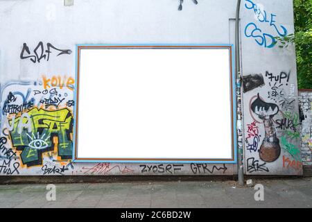 Cartelloni vuoti su una façade urbana con graffiti Foto Stock