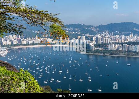 Baia di Botafogo con yacht a vela a Rio de Janeiro, Brasile Foto Stock