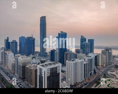 Incredibile vista aerea dello skyline di Abu Dhabi e delle famose torri | grattacieli Corniche Foto Stock