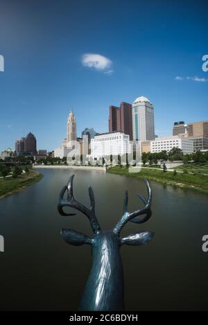 lo skyline di columbus ohio dal ponte con la statua del cervo Foto Stock