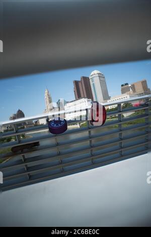 lo skyline di columbus ohio dal ponte con la statua del cervo Foto Stock