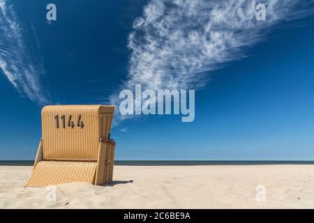Sdraio vicino all'oceano sotto il cielo blu Foto Stock