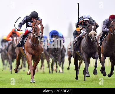 Bill The Buthcer e Adam Kirby (a sinistra) si aggiudichano gli Oakley Horseboxes Handicap Stakes da (R) Mars Landing e Richard Kingscote all'ippodromo di Newbury. Foto Stock