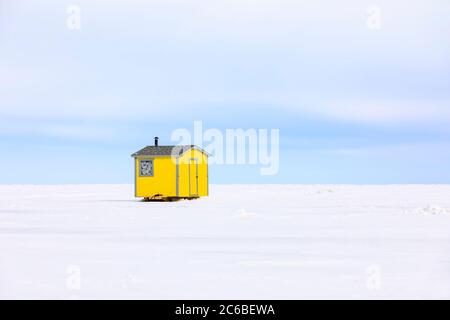 Giallo ghiaccio Capanna di pesca sul Lago Winnipeg, vicino a Gimli, Manitoba, Canada. Foto Stock