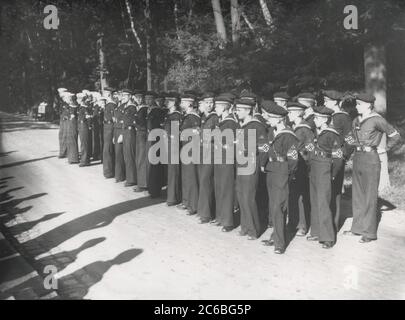 Esercizi salvavita per la Marina Hitler Youth Heinrich Hoffmann Fotografie 1934 fotografo ufficiale di Adolf Hitler, e un politico e editore nazista, che era un membro del circolo intimo di Hitler. Foto Stock