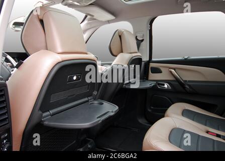 Tavolino pieghevole per auto sul retro dei sedili anteriori Foto stock -  Alamy