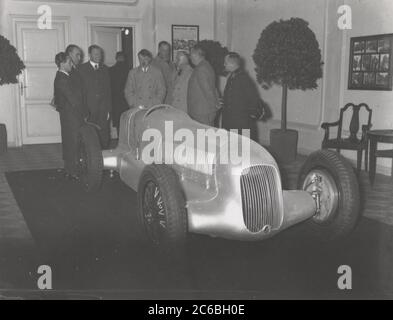 Hitler visita goebbels per vedere le auto da corsa Mercedes-Benz Heinrich Hoffmann Fotografie 1934 fotografo ufficiale di Adolf Hitler, e un politico e editore nazista, che era un membro del circolo intimo di Hitler. Foto Stock