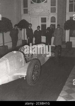 Hitler visita goebbels per vedere le auto da corsa Mercedes-Benz Heinrich Hoffmann Fotografie 1934 fotografo ufficiale di Adolf Hitler, e un politico e editore nazista, che era un membro del circolo intimo di Hitler. Foto Stock