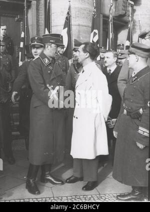 Goebbels con il capo della polizia Graf Helldorf Heinrich Hoffmann Fotografie 1934 fotografo ufficiale di Adolf Hitler, e un politico e editore nazista, che era un membro del circolo intimo di Hitler. Foto Stock