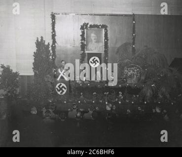 -Rosenberg parla Heinrich Hoffmann Fotografie 1934 fotografo ufficiale di Adolf Hitler, e un politico e editore nazista, che era un membro del circolo intimo di Hitler. Foto Stock