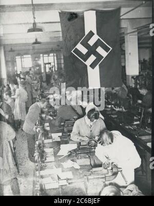 Competizione professionale imperiale, gruppo di spazzatrici a camino Heinrich Hoffmann Fotografie 1934 fotografo ufficiale di Adolf Hitler, e un politico e editore nazista, che era un membro del circolo intimo di Hitler. Foto Stock