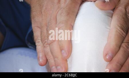 Il medico applica un nuovo e pulito bendaggio su una ferita del piede nella stanza di emergenza dell'ospedale Foto Stock