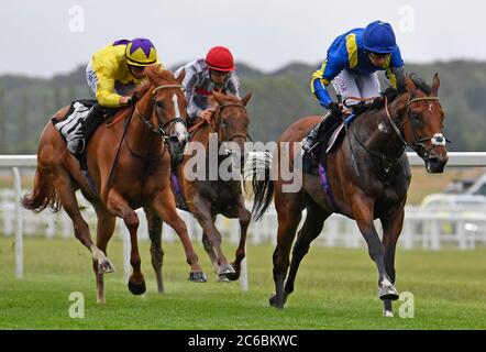 Balzac e Jockey Oisin Murphy vincono gli Oakley Coachbuilders Super Sport Novice Stakes (Div i) all'ippodromo di Newbury. Foto Stock