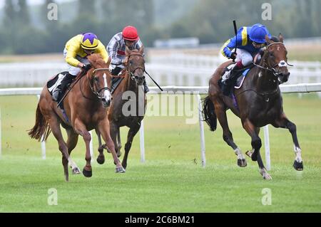 Balzac e jockey Oisin Murphy vincono le Oakley Coachbuilders Super sport Novice Stakes (Div i) all'ippodromo di Newbury all'ippodromo di Newbury. Foto Stock