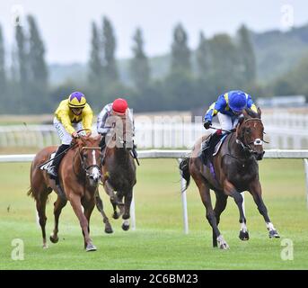 Balzac e jockey Oisin Murphy vincono le Oakley Coachbuilders Super sport Novice Stakes (Div i) all'ippodromo di Newbury all'ippodromo di Newbury. Foto Stock