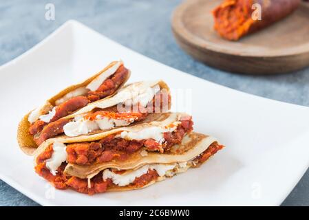 vista frontale della crepe sobrasada e del formaggio Foto Stock