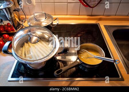cottura degli asparagi bianchi con salsa olandese e patate Foto Stock