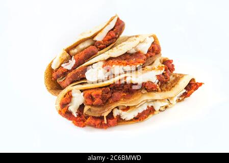 vista frontale della crepe sobrasada e del formaggio Foto Stock