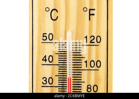 Un macro shot di un classico termometro in legno che mostra una temperatura di 34 gradi Celsius, 93.2 gradi Fahrenheit, isolato su uno sfondo bianco con Foto Stock