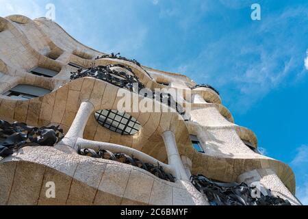 Barcellona, Spagna - Agosto 05, 2016: Casa Mila o La Pedrera è un edificio modernista di Barcellona e fu l'ultima residenza privata progettato da archit Foto Stock