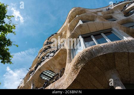 Barcellona, Spagna - Agosto 05, 2016: Casa Mila o La Pedrera è un edificio modernista di Barcellona e fu l'ultima residenza privata progettato da archit Foto Stock