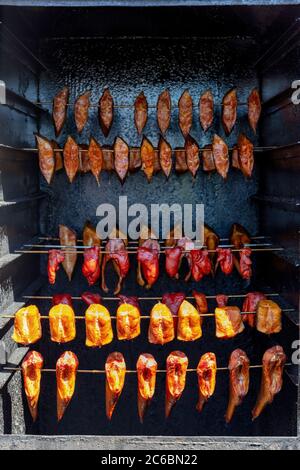 pesce affumicato fresco nel forno per fumatori Foto Stock