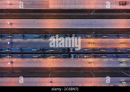 Vista aerea della stazione ferroviaria, guardando direttamente verso il basso con un'immagine satellitare. Foto Stock