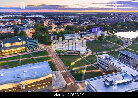 Vista aerea del parco nel centro di Helsinki, Finlandia. Nella foto Parco Toolonlahden, Sala Finlandia, biblioteca Oodi. Notte estiva a Helsinki. Foto Stock