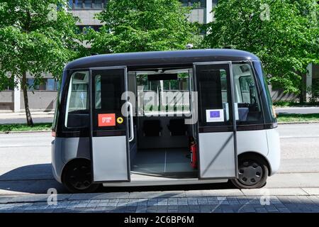 Helsinki, Finlandia - 12 giugno 2020: Il progetto FABULOS - autobus autosomante di prova in strada cittadina nel distretto di Pasila. Foto Stock