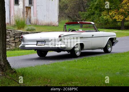 Bianco 1962 Chrysler Newport capote in giù con interni e ruote in filo rosso Foto Stock