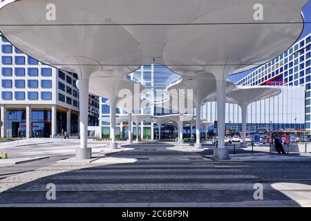 Helsinki, Finlandia - 12 giugno 2020: Ingresso alla nuovissima stazione ferroviaria di Pasila e al centro commerciale di Tripla. Foto Stock