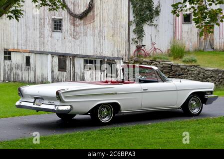 Bianco 1962 Chrysler Newport capote in giù con interni e ruote in filo rosso Foto Stock