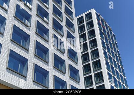 Helsinki, Finlandia - 12 giugno 2020: La facciata di un edificio nuovo di zecca nel quartiere di Pasila. Foto Stock