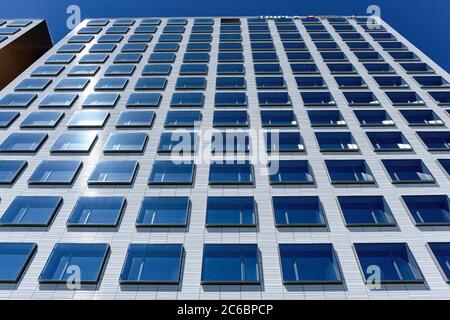 Helsinki, Finlandia - 12 giugno 2020: La facciata di un edificio nuovo di zecca nel quartiere di Pasila. Foto Stock