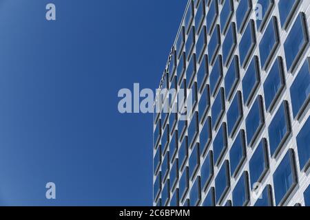 Helsinki, Finlandia - 12 giugno 2020: La facciata di un edificio nuovo di zecca nel quartiere di Pasila. Foto Stock