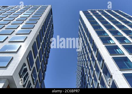 Helsinki, Finlandia - 12 giugno 2020: La facciata di un edificio nuovo di zecca nel quartiere di Pasila. Foto Stock