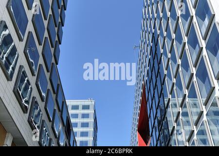 Helsinki, Finlandia - 12 giugno 2020: La facciata di un edificio nuovo di zecca nel quartiere di Pasila. Foto Stock