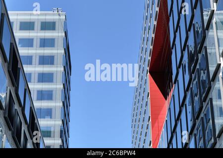 Helsinki, Finlandia - 12 giugno 2020: La facciata di un edificio nuovo di zecca nel quartiere di Pasila. Foto Stock