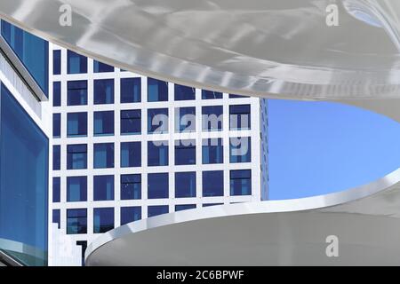 Helsinki, Finlandia - 12 giugno 2020: La facciata di un edificio nuovo di zecca nel quartiere di Pasila. Foto Stock