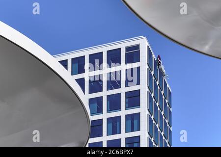 Helsinki, Finlandia - 12 giugno 2020: La facciata di un edificio nuovo di zecca nel quartiere di Pasila. Foto Stock