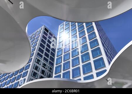 Helsinki, Finlandia - 12 giugno 2020: La facciata di un edificio nuovo di zecca nel quartiere di Pasila. Foto Stock