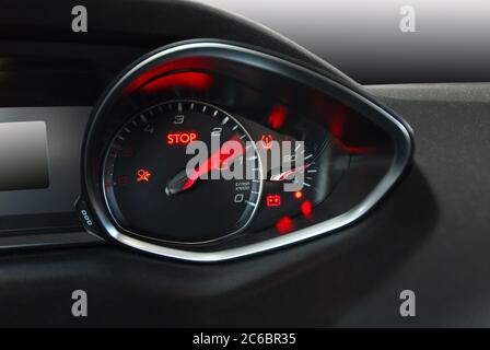 Contagiri per auto. Un contagiri per autovetture sul quadro della strumentazione. Tachimetro auto sul quadro della strumentazione. Foto Stock