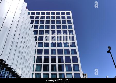 Helsinki, Finlandia - 12 giugno 2020: La facciata di un edificio nuovo di zecca nel quartiere di Pasila. Foto Stock