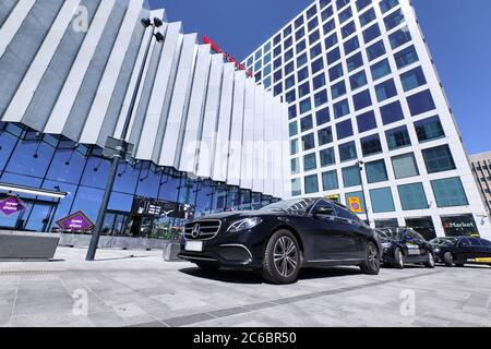 Helsinki, Finlandia - 12 giugno 2020: Taxi auto vicino alla stazione ferroviaria di Pasila a Helsinki, Finlandia. Foto Stock