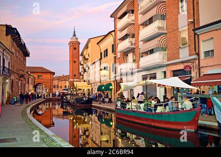 Scorcio di Comacchio, antico e affascinante borgo medievale chiamato piccola Venezia in provincia di Ferrara in Italia Foto Stock