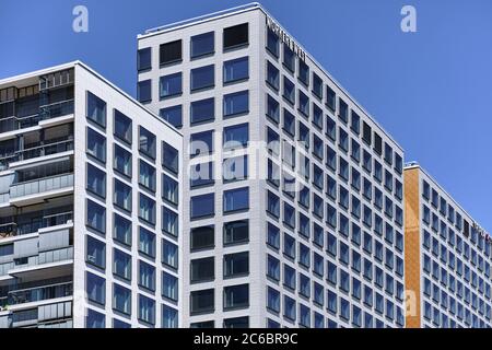 Helsinki, Finlandia - 12 giugno 2020: La facciata di un edificio nuovo di zecca nel quartiere di Pasila. Foto Stock