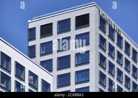 Helsinki, Finlandia - 12 giugno 2020: La facciata di un edificio nuovo di zecca nel quartiere di Pasila. Foto Stock
