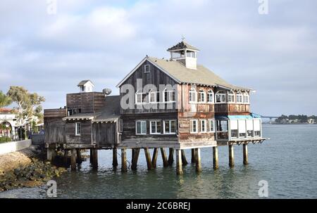 San Diego Pier cafè, di fronte al ponte vicino all'Embarcadero Foto Stock