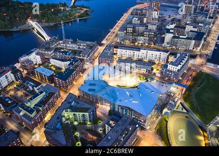 Vista aerea di nuovissimi edifici di appartamenti nel quartiere di Kalasatama, Helsinki, Finlandia. Foto Stock